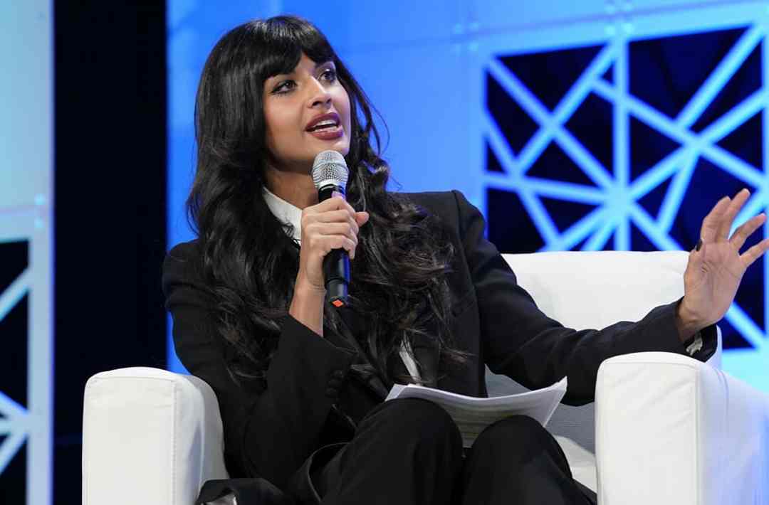 Jameela Jamil Shows Her “Elastic” Skin as She Opens Up About Ehlers-Danlos Syndrome